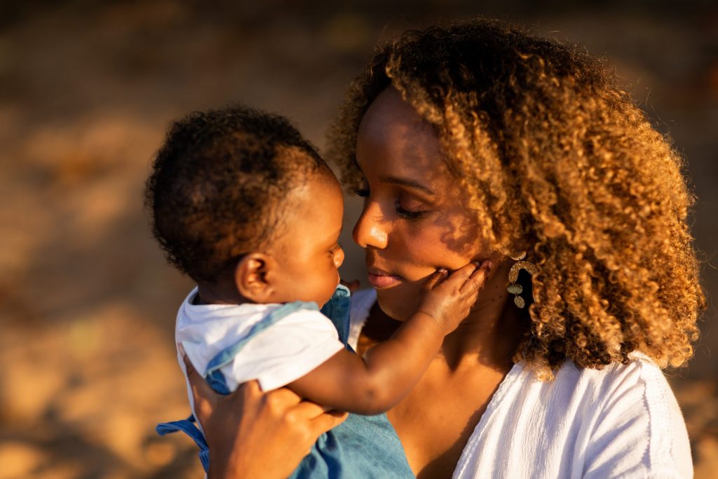 séance famille en Guadeloupe sur la plage au coucher du soleil