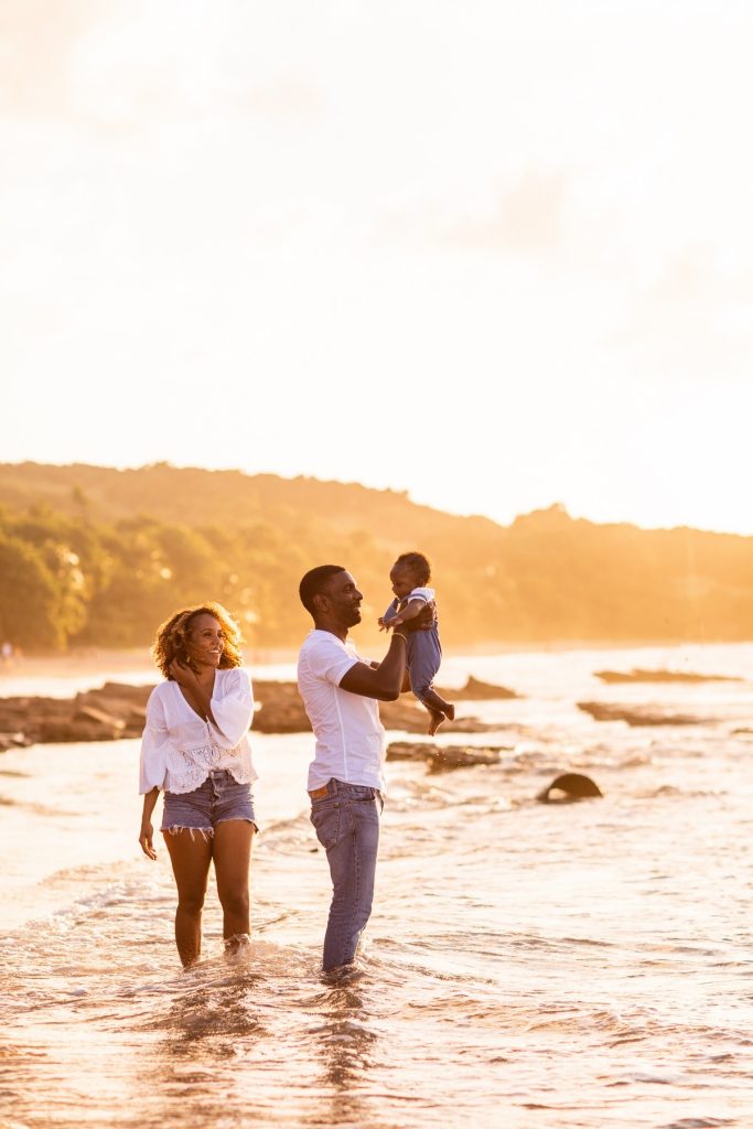 séance famille en Guadeloupe sur la plage au coucher du soleil
