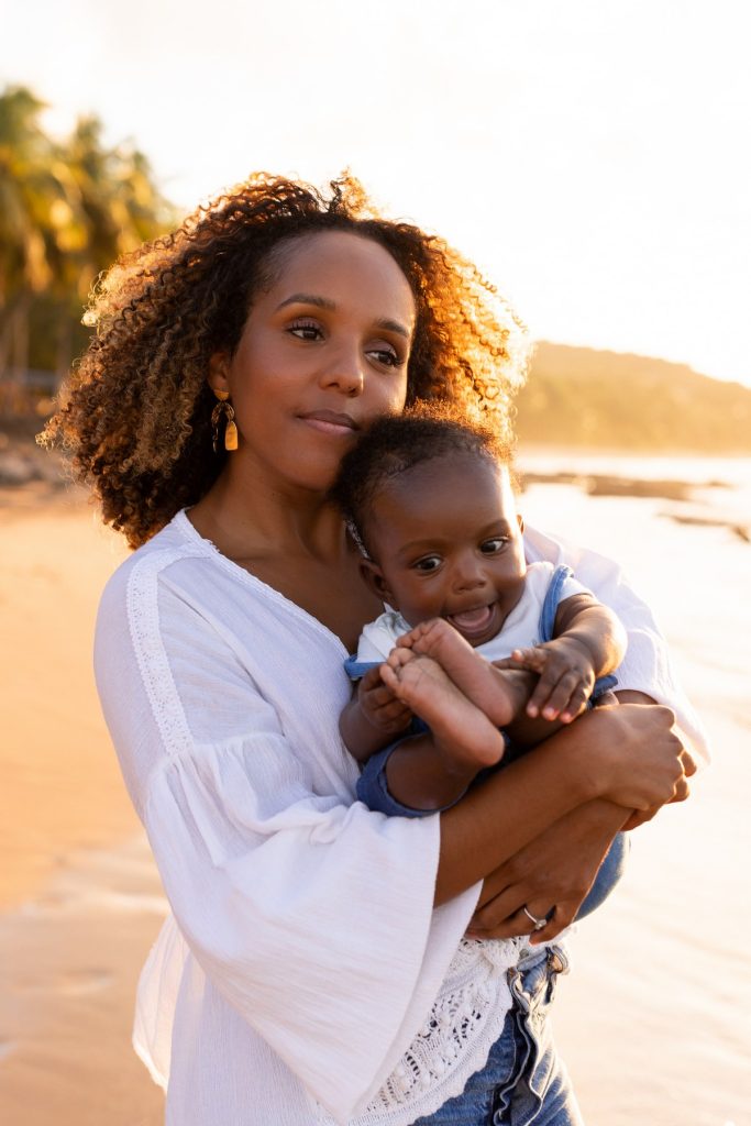 séance famille en Guadeloupe sur la plage au coucher du soleil