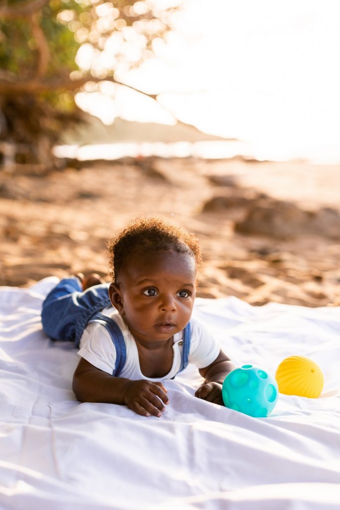 séance famille en Guadeloupe sur la plage