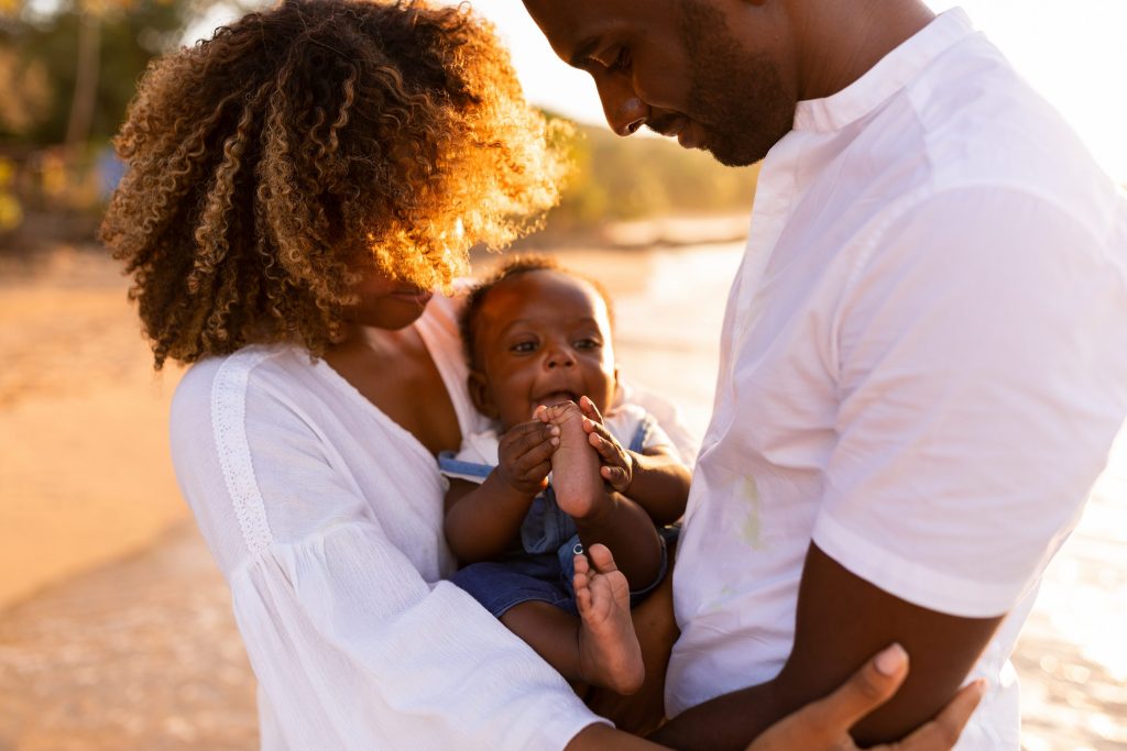 séance famille en Guadeloupe sur la plage au coucher du soleil