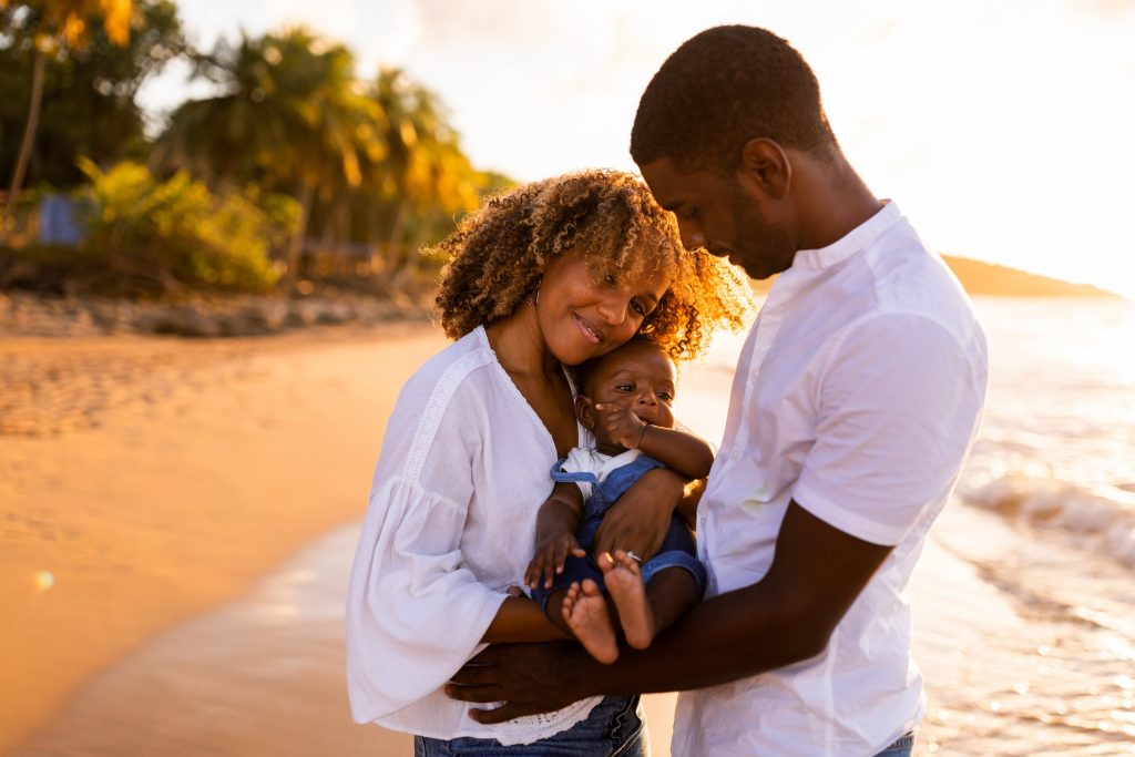 séance famille en Guadeloupe sur la plage au coucher du soleil