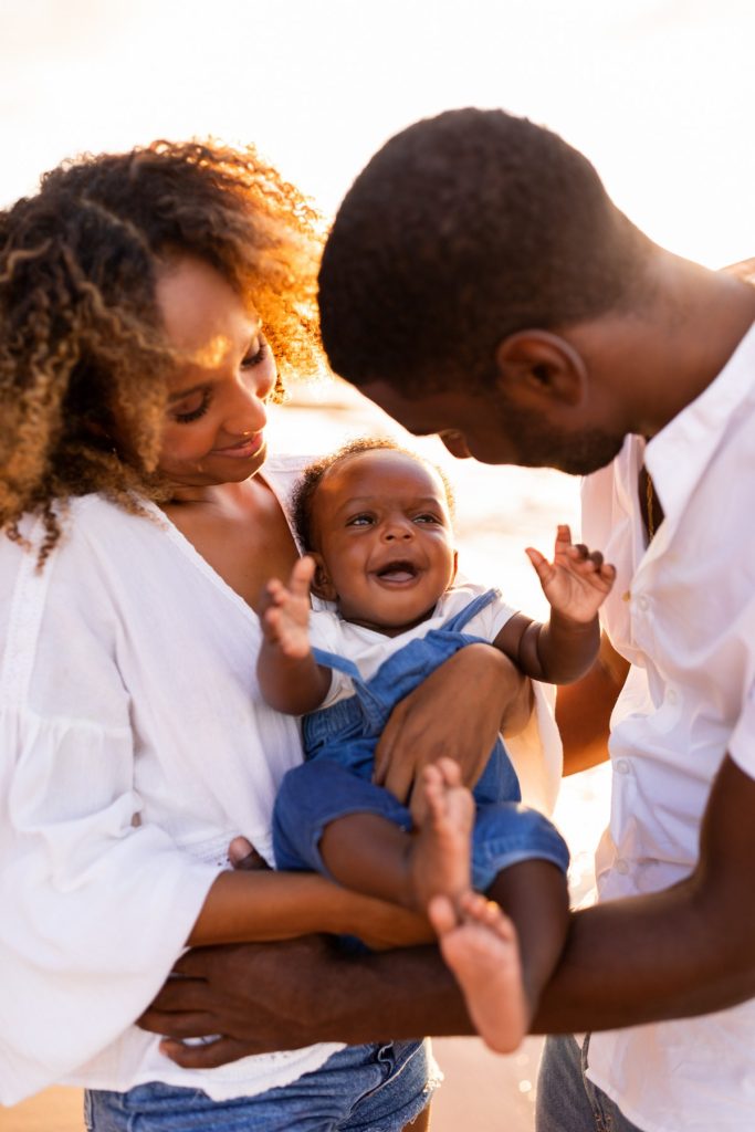 séance famille en Guadeloupe sur la plage au coucher du soleil