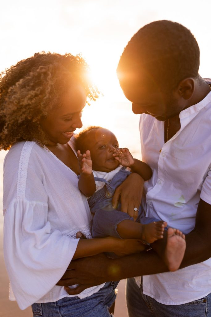 séance famille en Guadeloupe sur la plage au coucher du soleil
