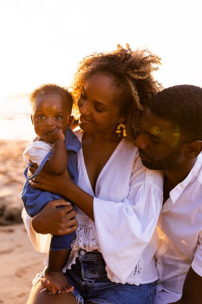 séance famille en Guadeloupe sur la plage au coucher du soleil