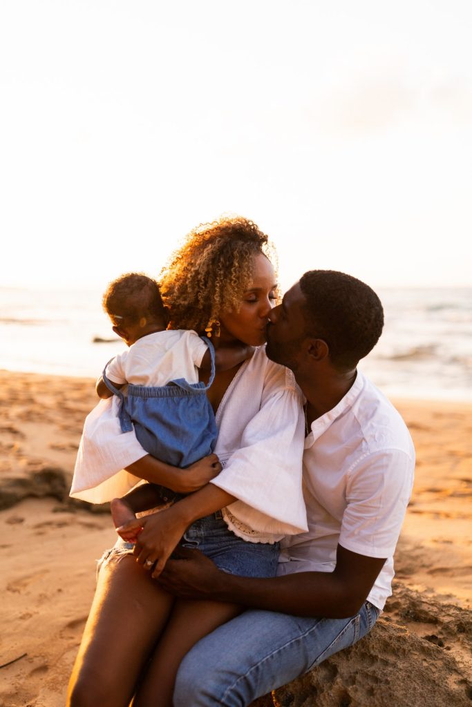 séance famille en Guadeloupe sur la plage au coucher du soleil