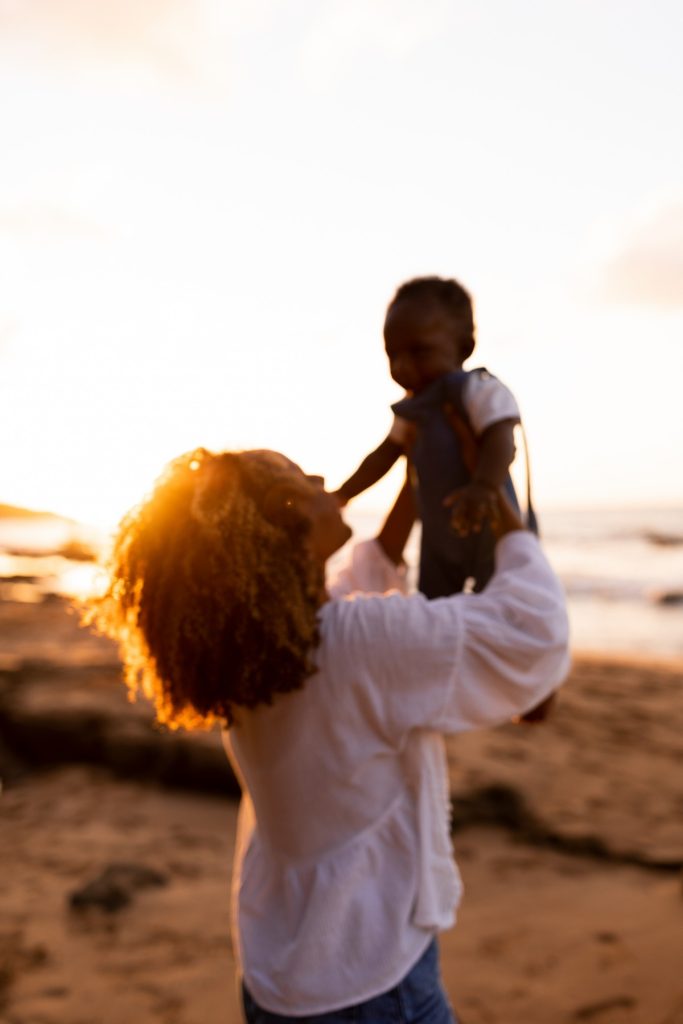 séance famille en Guadeloupe sur la plage au coucher du soleil
