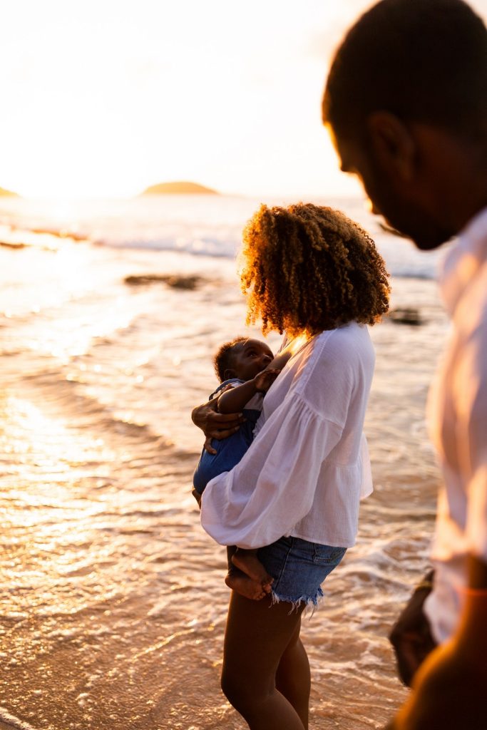 séance famille en Guadeloupe sur la plage au coucher du soleil