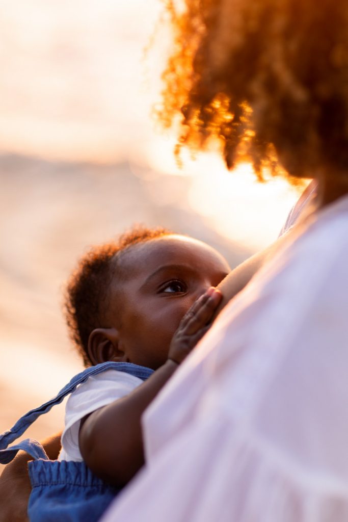 séance famille en Guadeloupe sur la plage au coucher du soleil