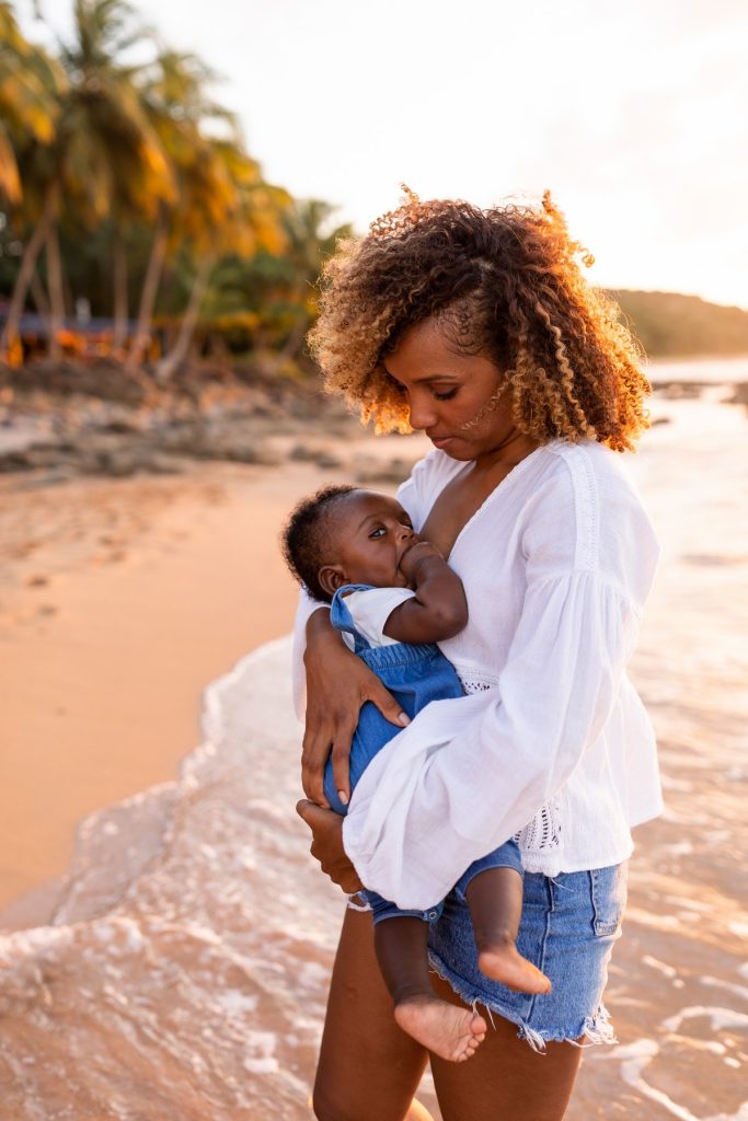séance famille en Guadeloupe sur la plage au coucher du soleil
