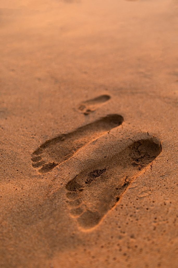 séance famille en Guadeloupe sur la plage au coucher du soleil - pieds dans le sable