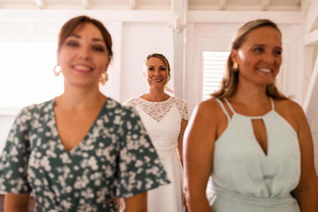 Photos de first look avec des copines en Guadeloupe