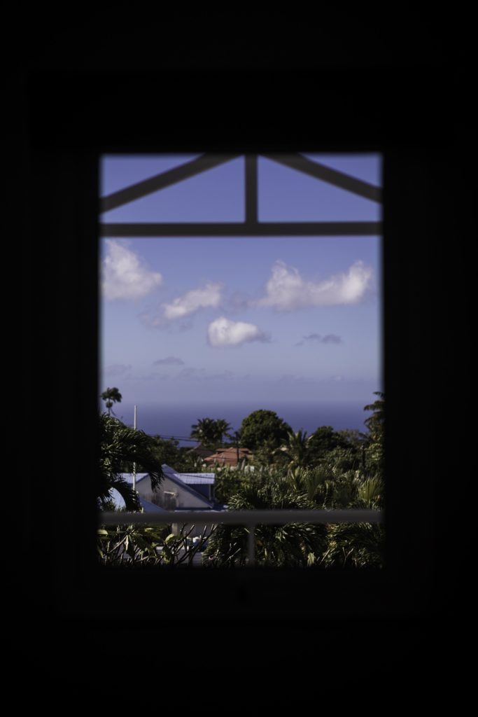 Photo de paysage en Guadeloupe par une fenêtre