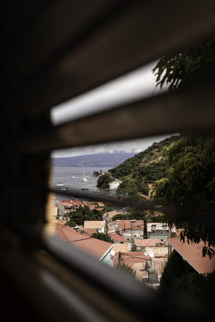 Photo de paysage en Guadeloupe par une fenêtre