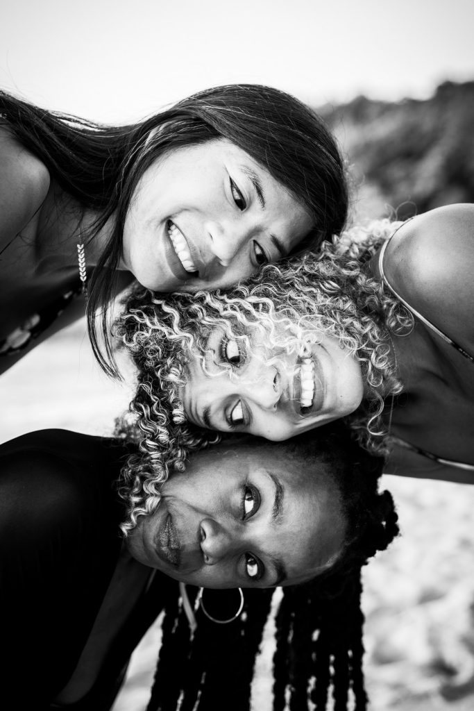 séance photo entre copines en Guadeloupe au coucher du soleil sur la plage