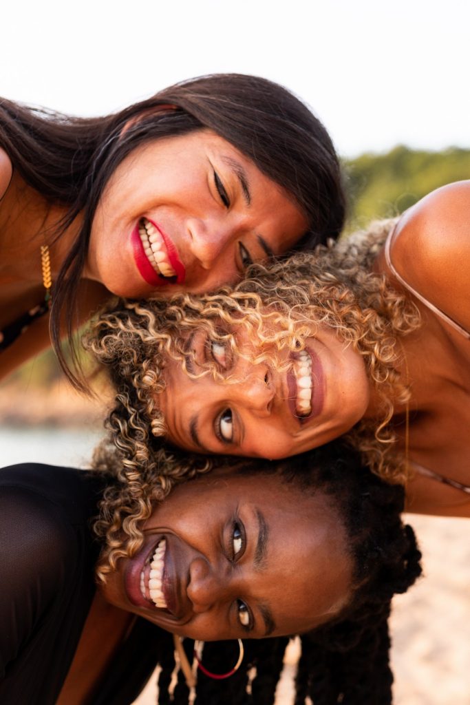 séance photo entre copines en Guadeloupe au coucher du soleil sur la plage