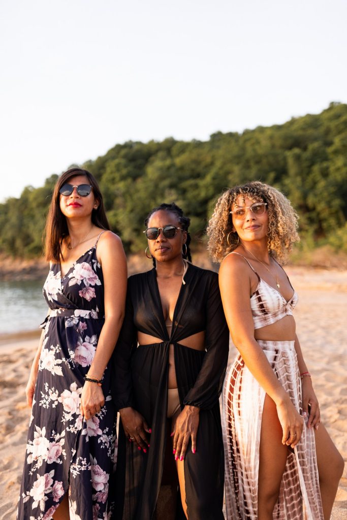 séance photo entre copines en Guadeloupe au coucher du soleil sur la plage