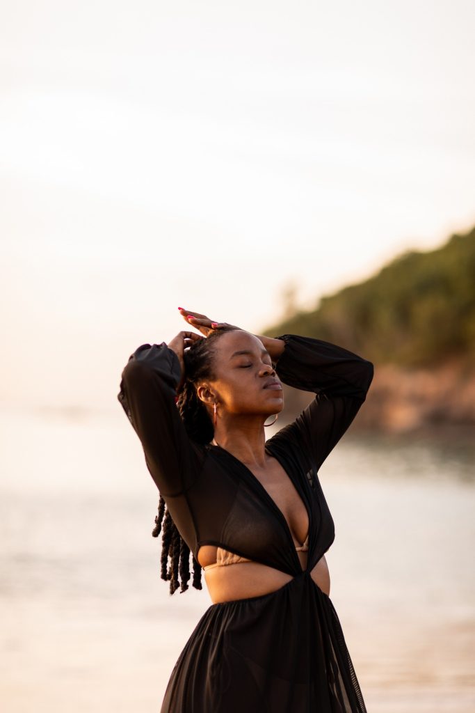 séance photo entre copines en Guadeloupe au coucher du soleil sur la plage