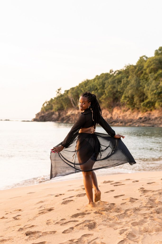 séance photo entre copines en Guadeloupe au coucher du soleil sur la plage