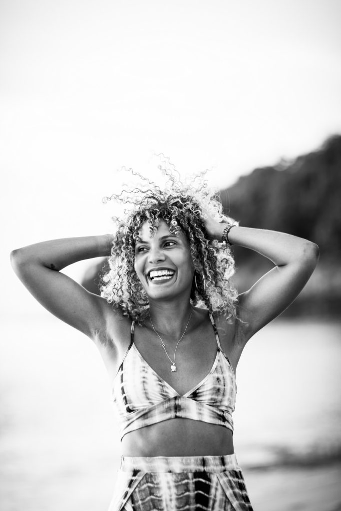 séance photo entre copines en Guadeloupe au coucher du soleil sur la plage