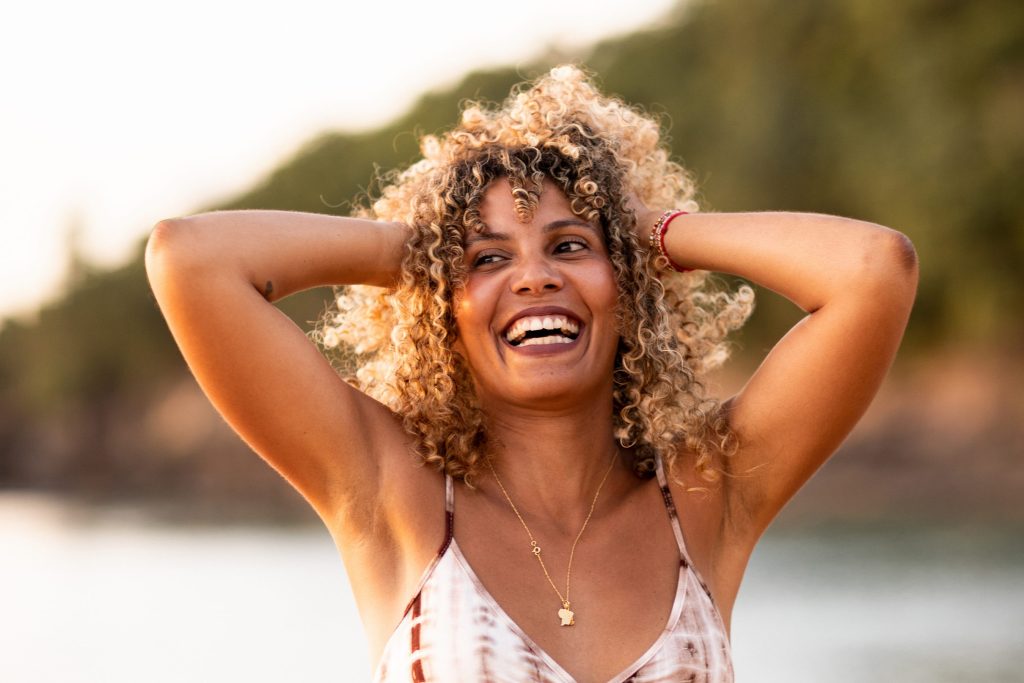 séance photo entre copines en Guadeloupe au coucher du soleil sur la plage