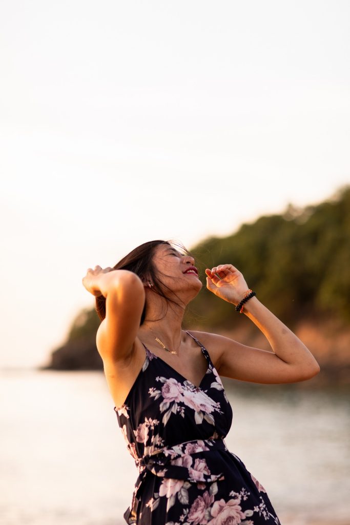 séance photo entre copines en Guadeloupe au coucher du soleil sur la plage