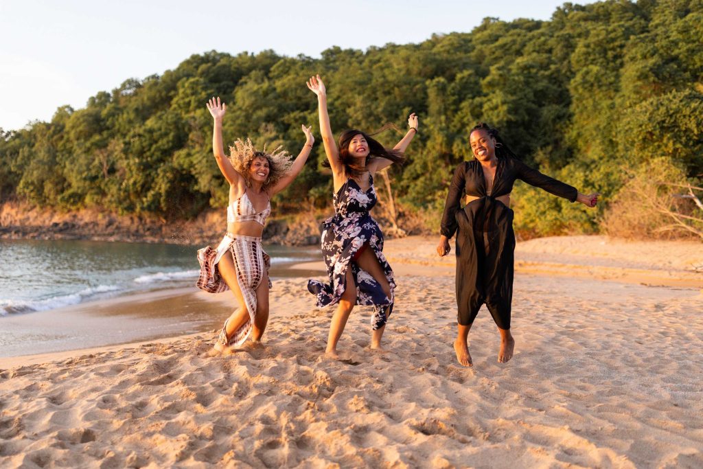 séance photo entre copines en Guadeloupe au coucher du soleil sur la plage