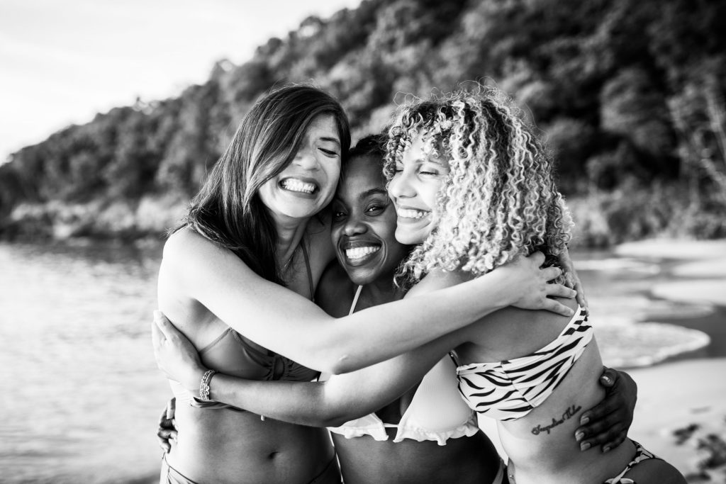 séance photo entre copines en Guadeloupe au coucher du soleil sur la plage