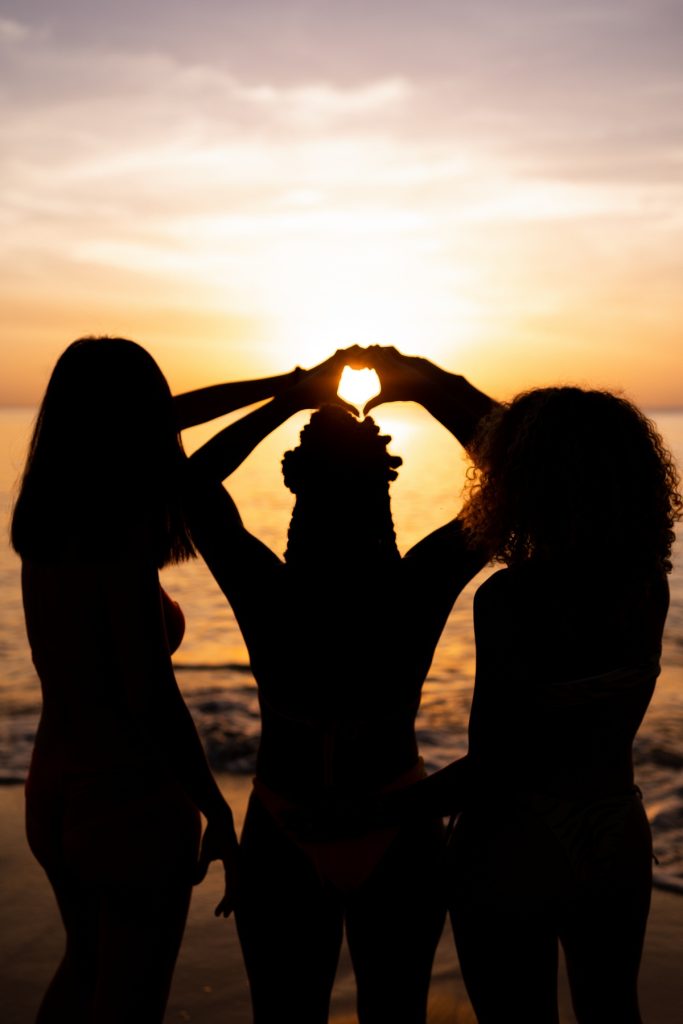 séance photo entre copines en Guadeloupe au coucher du soleil sur la plage
