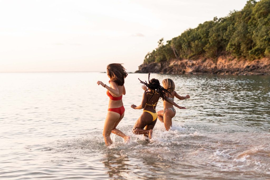 séance photo entre copines en Guadeloupe au coucher du soleil sur la plage