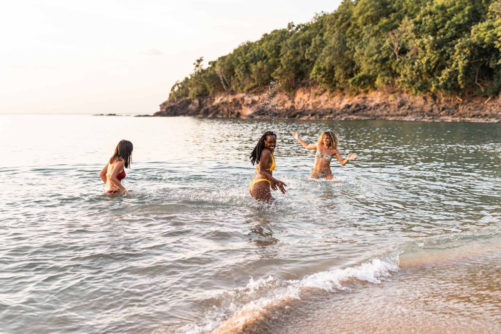 séance photo entre copines en Guadeloupe au coucher du soleil sur la plage