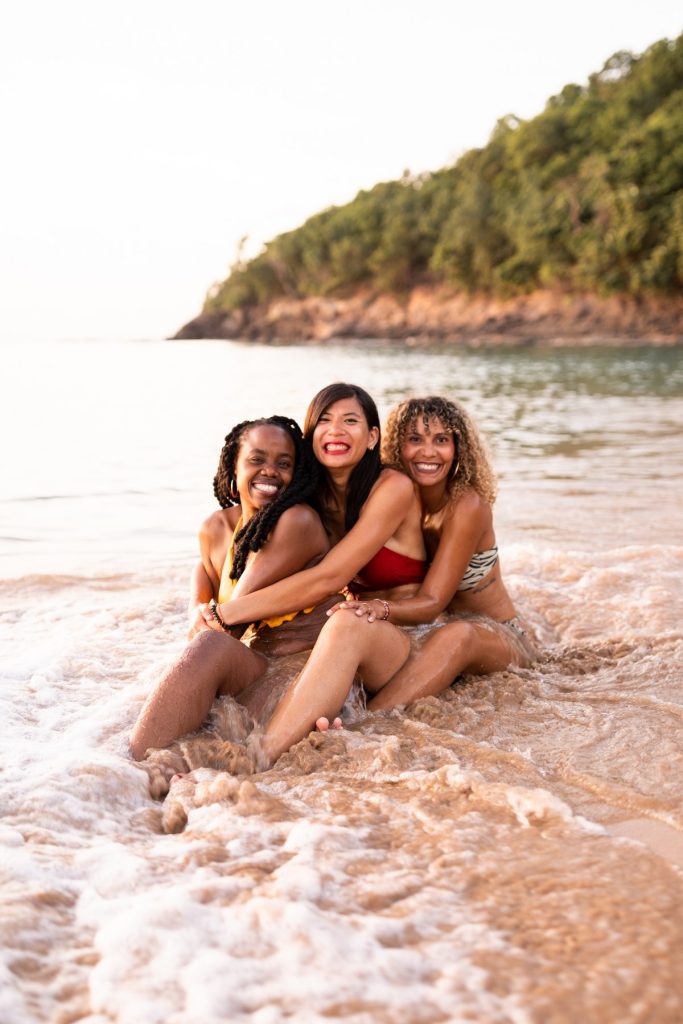 séance photo entre copines en Guadeloupe au coucher du soleil sur la plage