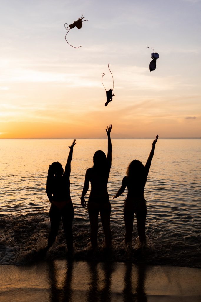 séance photo entre copines en Guadeloupe au coucher du soleil sur la plage