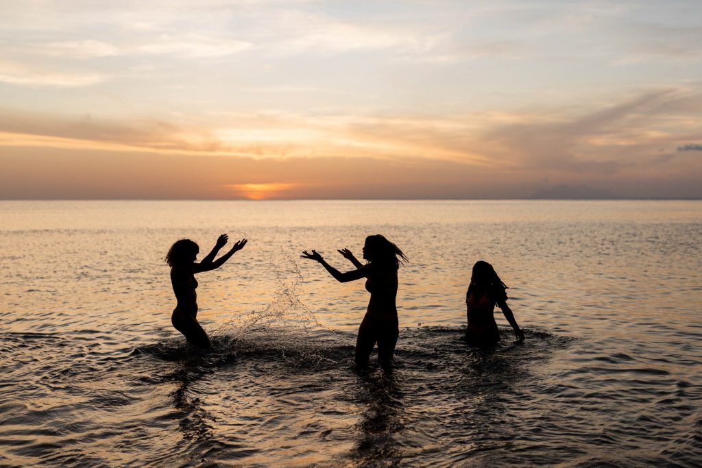 séance photo entre copines en Guadeloupe au coucher du soleil sur la plage