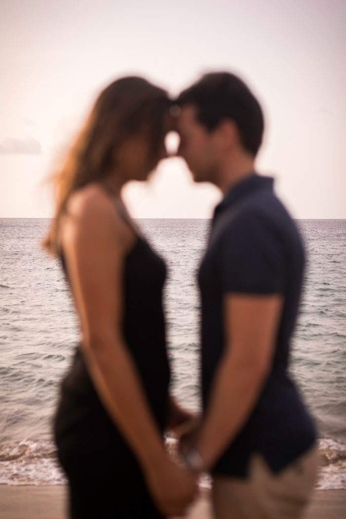 Photo de couple sur la plage en guadeloupe