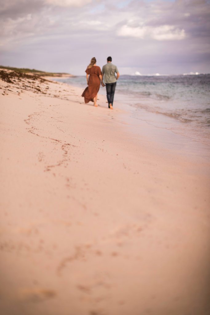 Photo de couple sur la plage en guadeloupe