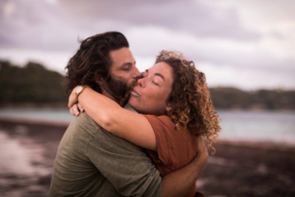 Photo de couple sur la plage en guadeloupe