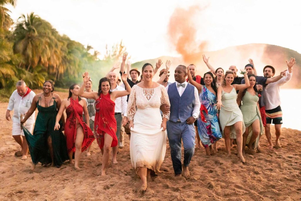 Photo de groupe originale pendant un mariage sur la plage en Guadeloupe
