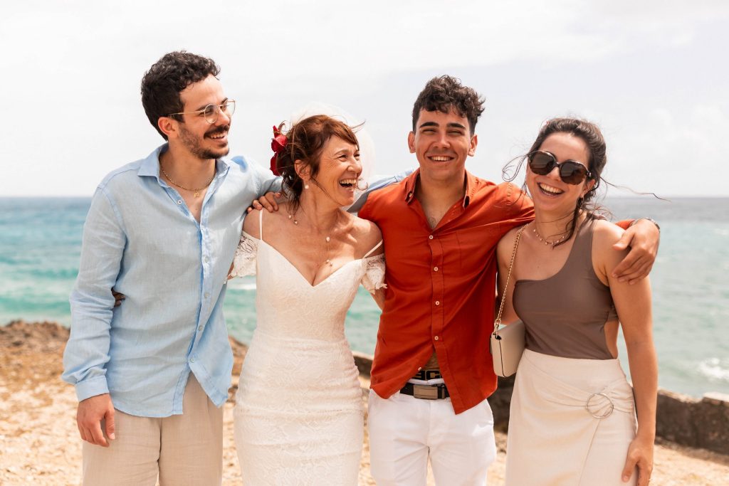 Photo de famille pendant un mariage sur la plage en Guadeloupe