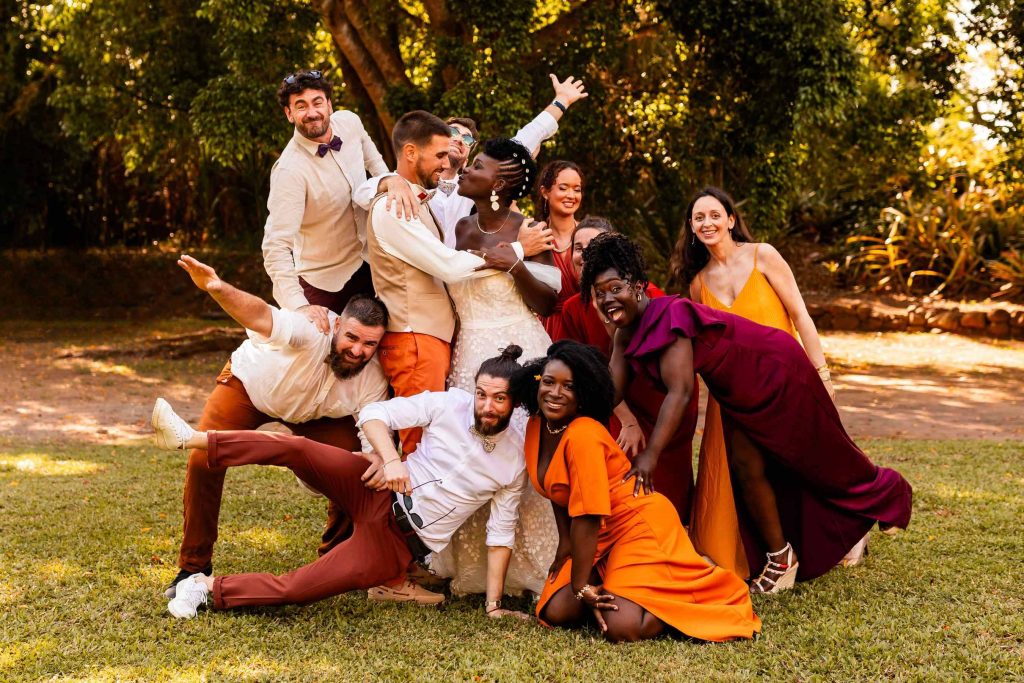 Photo de groupe originale pendant un mariage en Guadeloupe