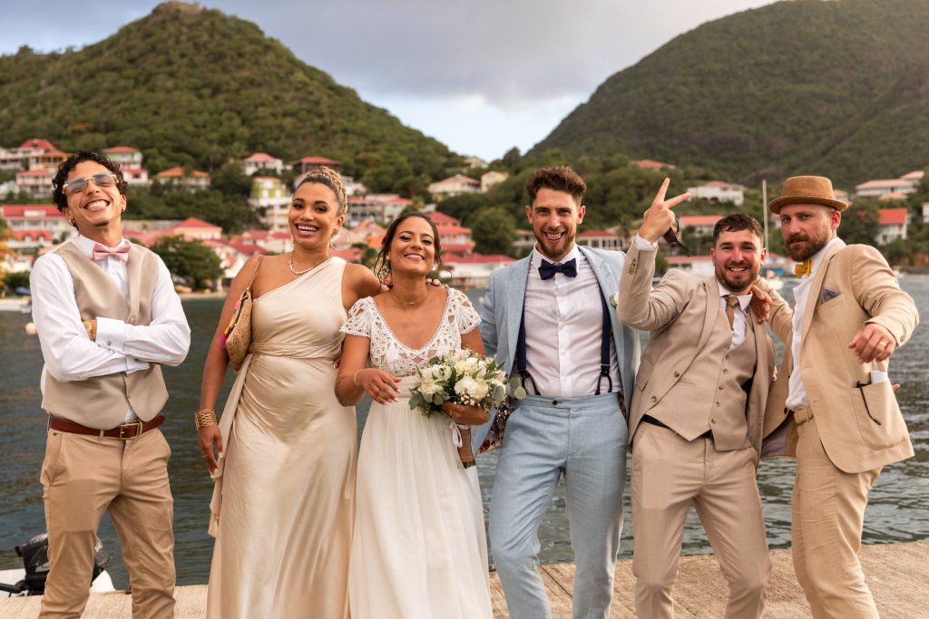Photo de groupe originale pendant un mariage aux Saintes