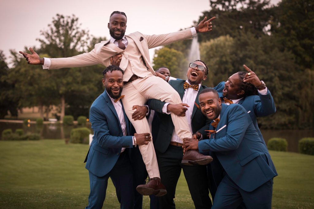 Photo de groupe où les copains portent le marié