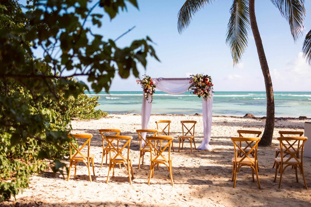 Décor de cérémonie laïque sur la plage de Bois-Jolan, avec une arche fleurie