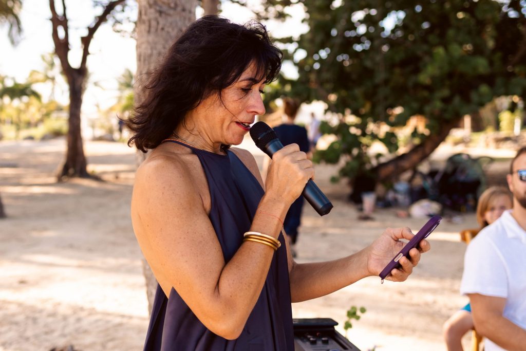émotions : larmes pendant les discours de la cérémonie laïque sur la plage