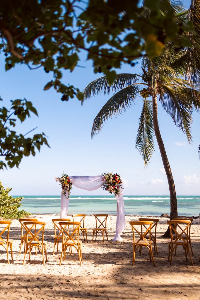 arche fleurie pour cérémonie laïque sur la plage en Guadeloupe