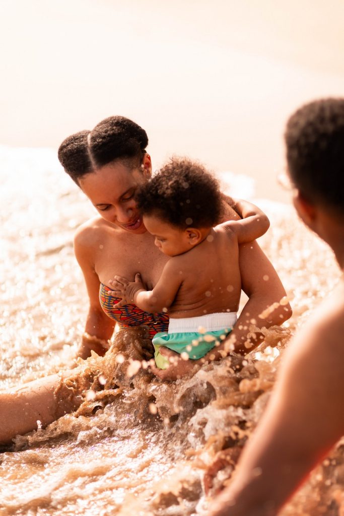 séance photo famille à la plage en Guadeloupe