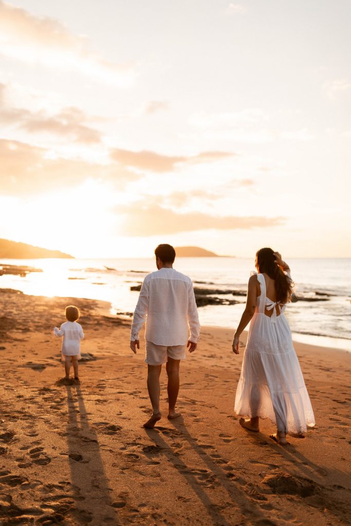 Famille sur la plage de Clugny à Sainte-Rose en Guadeloupe