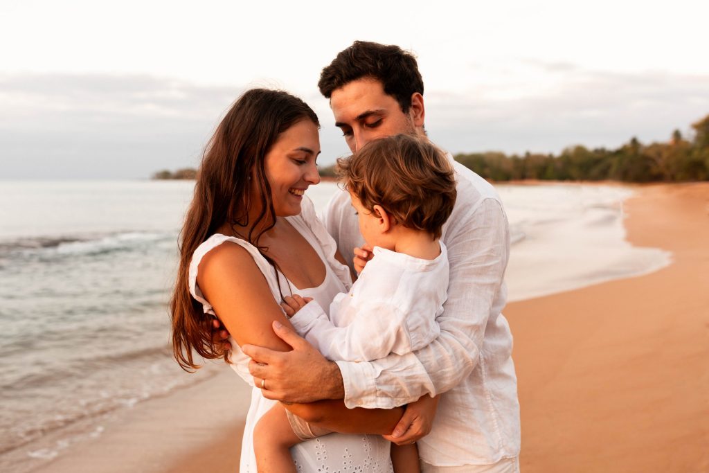 Famille sur la plage de Clugny à Sainte-Rose en Guadeloupe