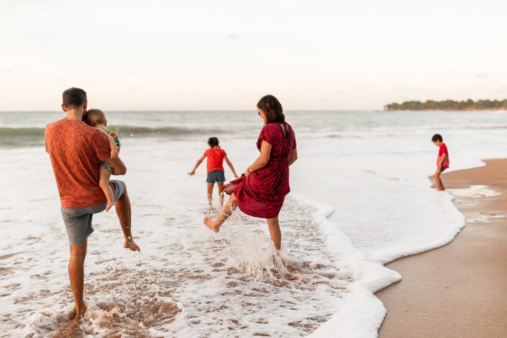 Famille sur la plage de Clugny à Sainte-Rose en Guadeloupe