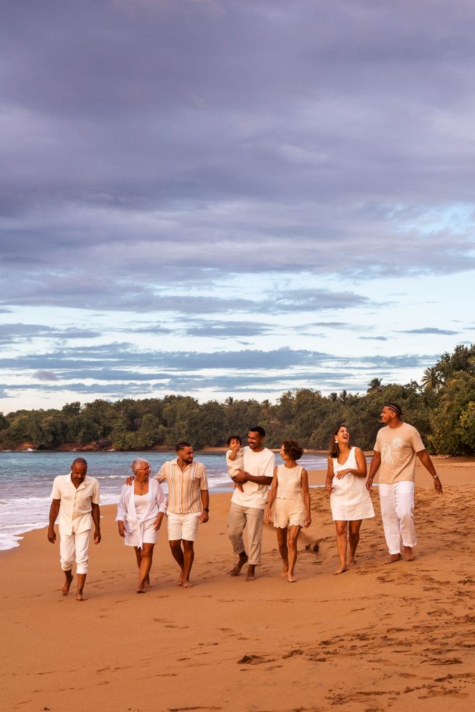 Famille sur la plage de Clugny à Sainte-Rose en Guadeloupe
